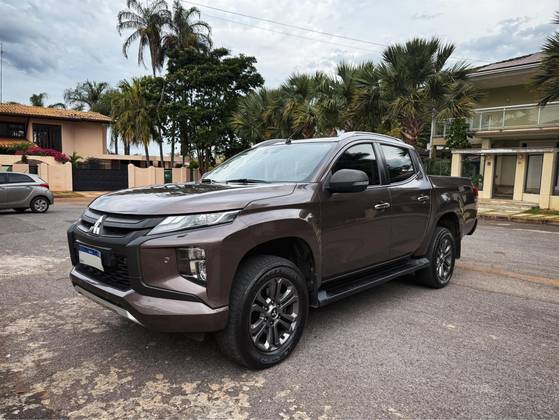 MITSUBISHI L200 TRITON 2.4 16V TURBO DIESEL SPORT HPE-S CD 4P 4X4 AUTOMÁTICO